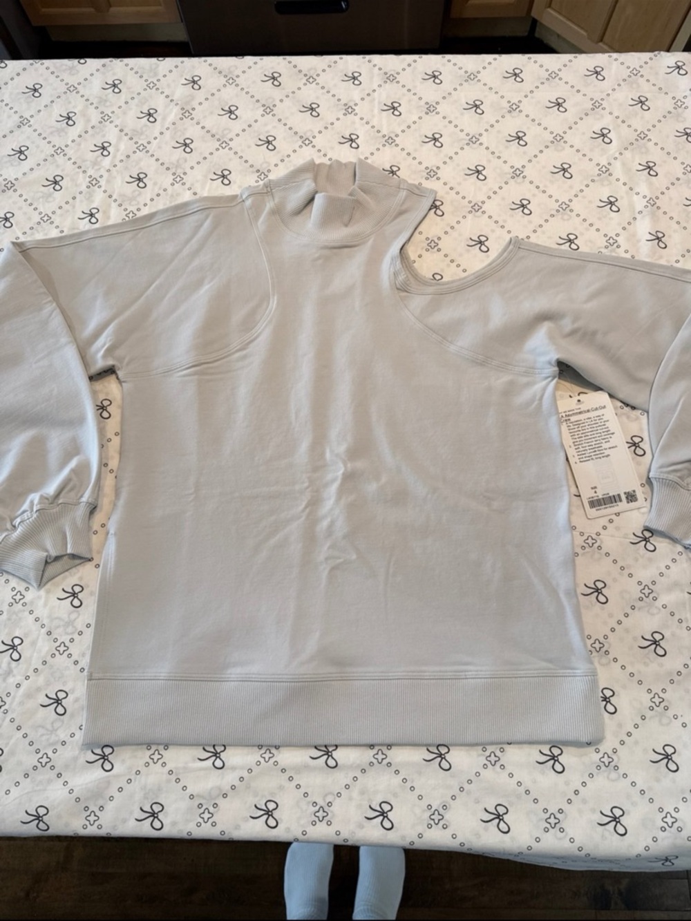 Lululemon NWT grey LA Asymmetrical-Cut-Out Crew size 4 - Picture 2 of 10